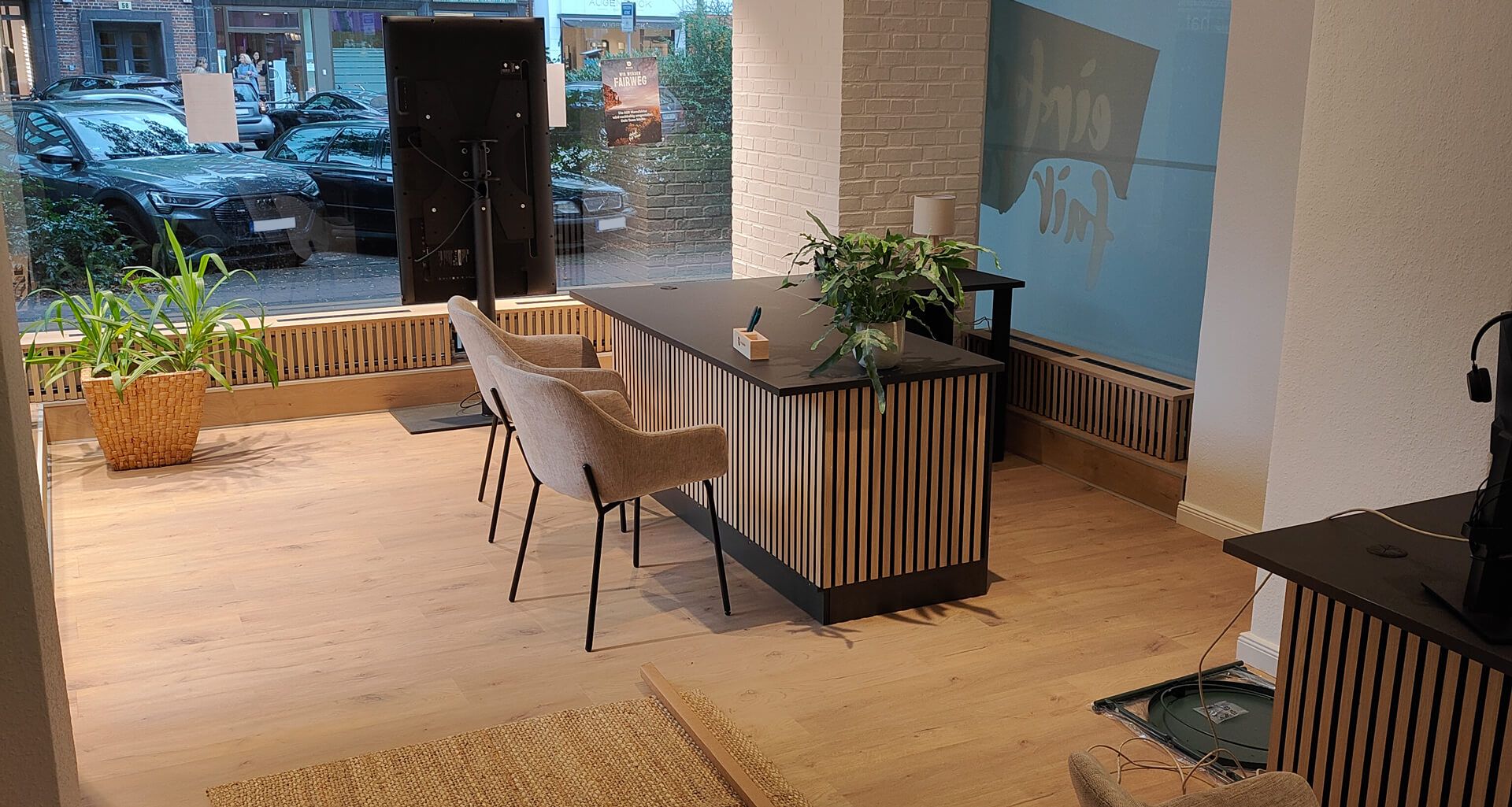 Beratungsbereich mit Tisch, Stühlen und Schaufensterfront